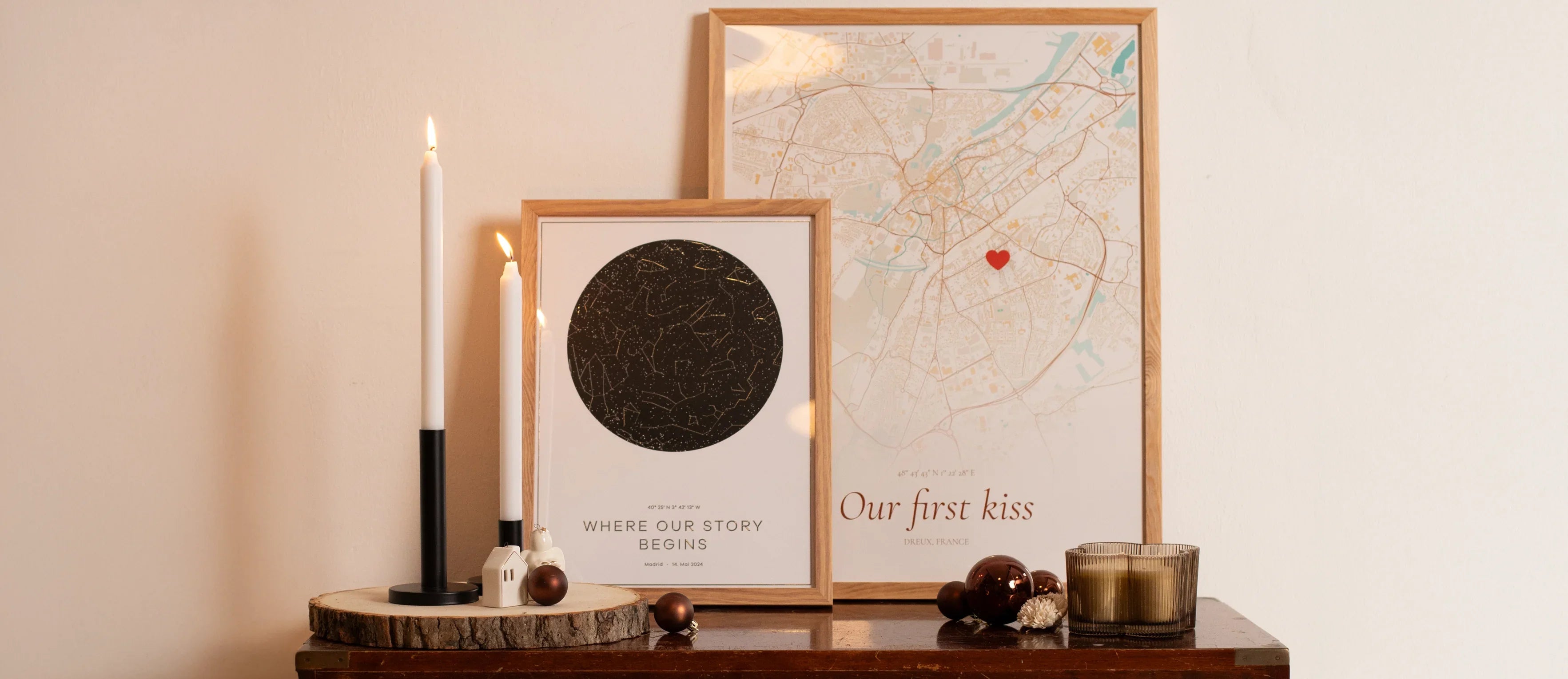 Gerahmte personalisierte Poster mit Sternenkarte und Stadtplan als dekorative Geschenkidee im Wohnraum