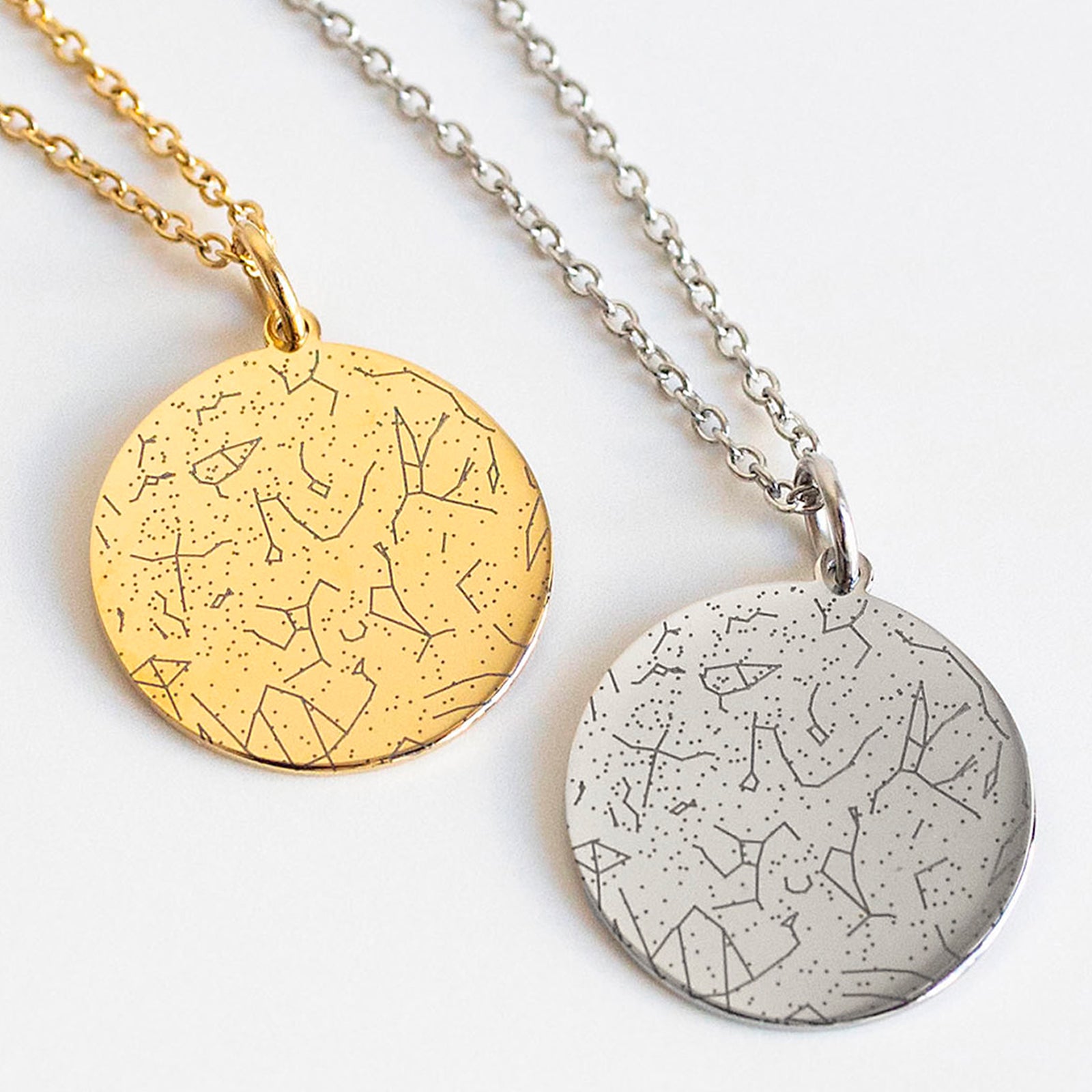 Personalisierter Sternkarten-Anhänger mit Kette aus Edelstahl in Silber – individueller Schmuck mit graviertem Sternenhimmel, perfektes Geschenk zur Erinnerung an besondere Momente