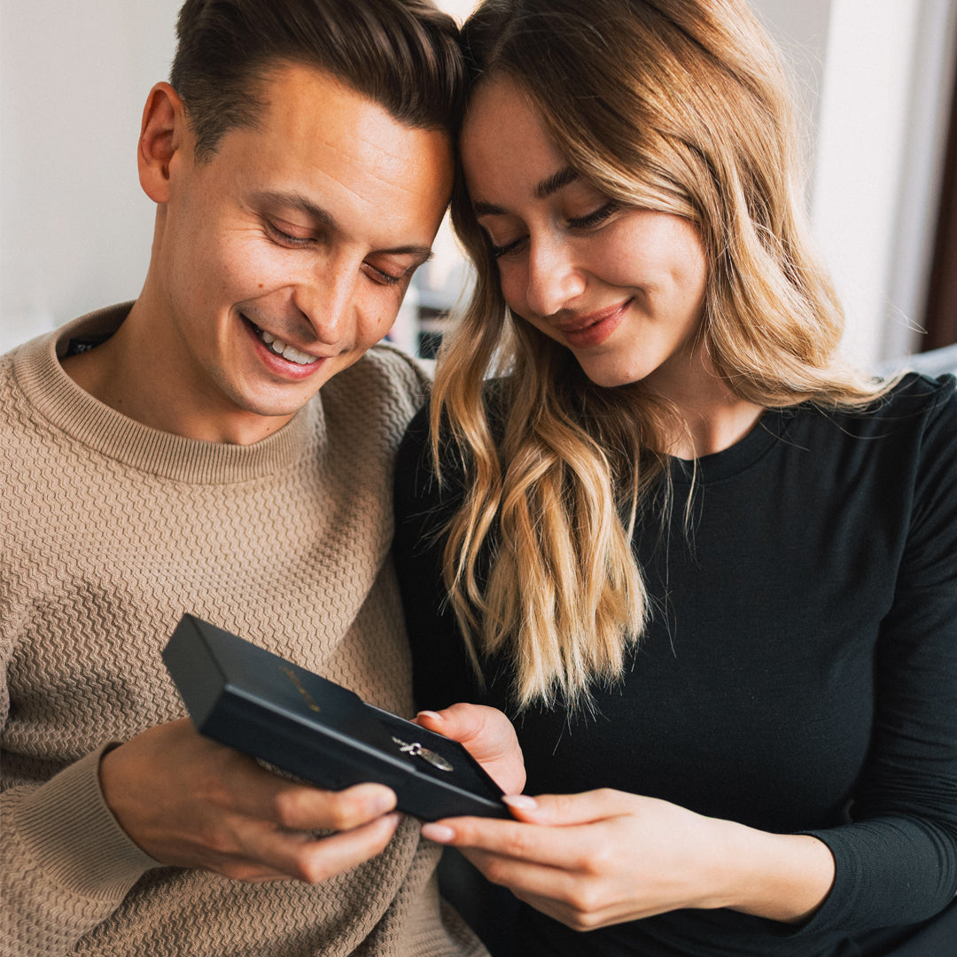 Personalisierter Sternkarten-Anhänger – Schmuckstück aus Edelstahl mit graviertem Sternenhimmel als einzigartiges und bedeutungsvolles Geschenk
