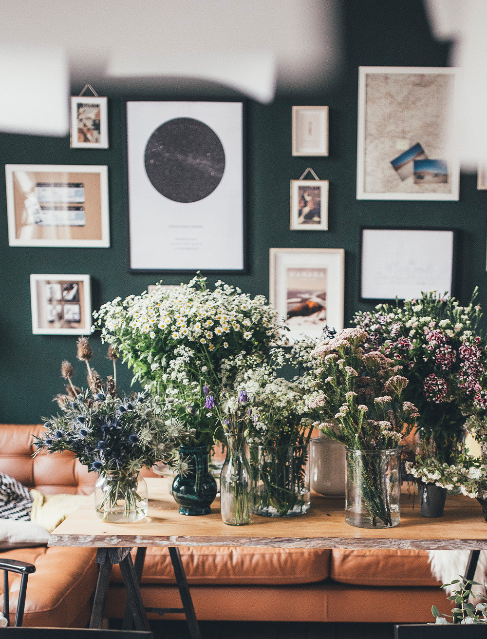 Personalisierbare Poster in Holzrahmen: Fotoprint „Family“, Stadtkarte mit Wunschort, Typografie-Poster „Mama“ – ideal als Wanddeko oder Geschenk.