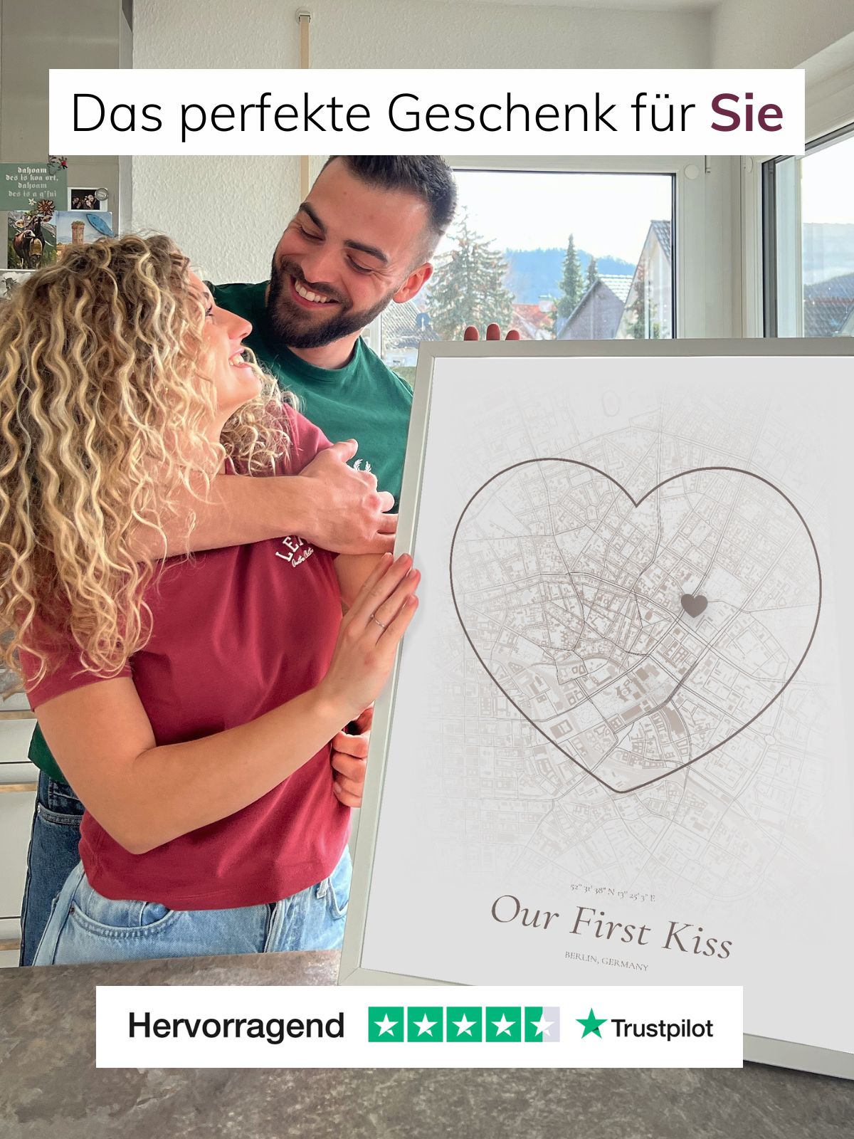 Personalisiertes Stadtposter in Herzform mit Markierung des ersten Kusses – individuelles Wandbild von Momenterie als liebevolles Geschenk für sie.