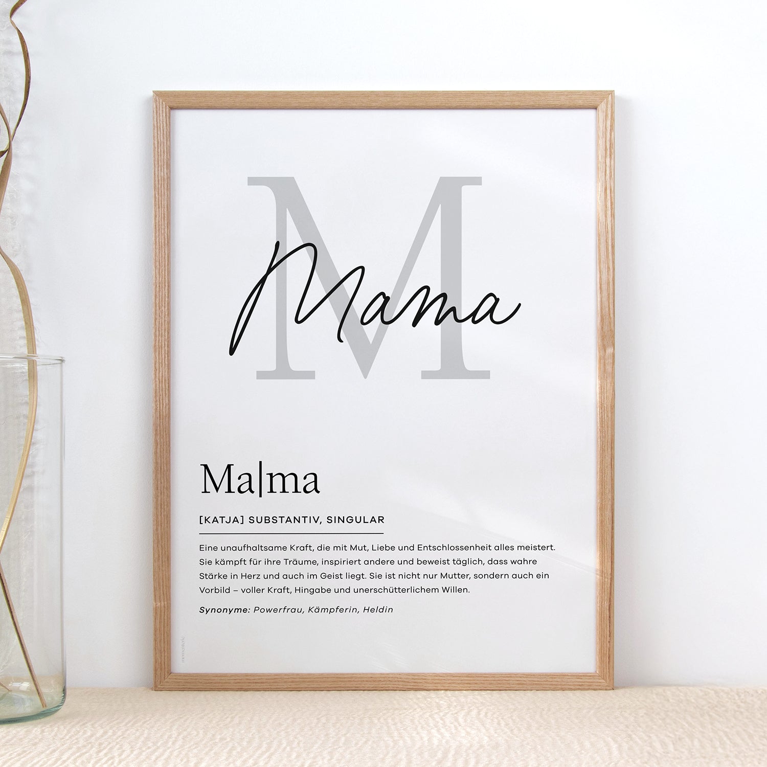 Personalisiertes Definitionstypo-Poster zum Muttertag – minimalistisches Poster mit Definition „Mama“ und individueller Widmung als Geschenk für Mütter