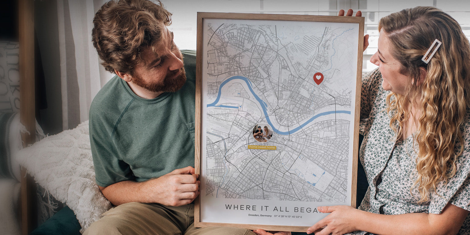 Personalisierte Stadtkarte im Wohnzimmer – stilvolle Wanddekoration mit individuellem Poster und Holzrahmen als modernes Wohnaccessoire