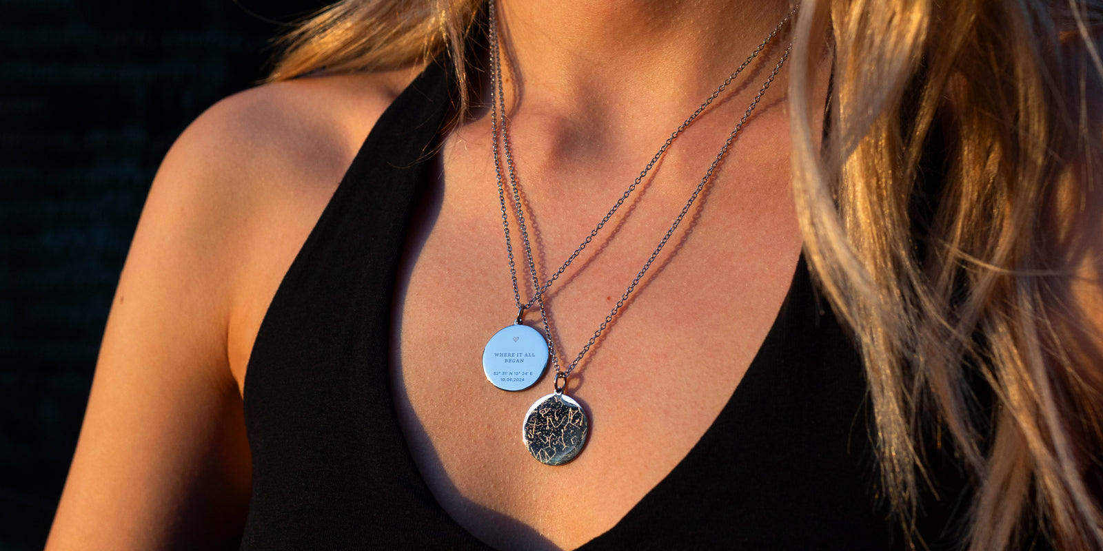 Personalisierter Sternkarten-Anhänger – eleganter Edelstahl-Anhänger in Gold mit graviertem Sternenhimmel, getragen als stilvolles und bedeutungsvolles Schmuckstück