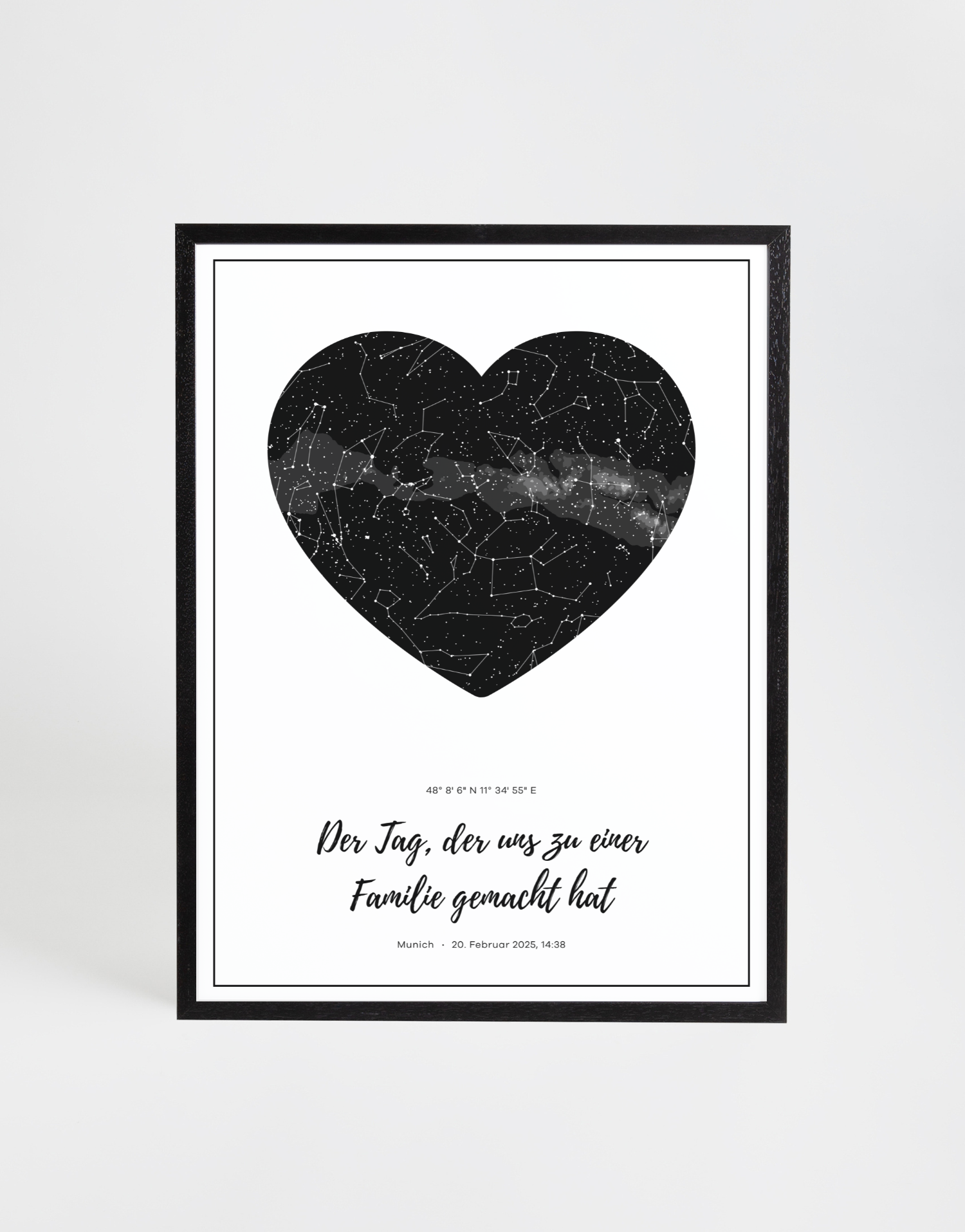 Personalisierbare Sternenkarte in Herzform mit schwarzem Nachthimmel und sichtbarer Milchstraße. Darunter frei wählbarer Text und Koordinaten, gestaltet als emotionale Erinnerung an einen besonderen Moment – ideal als individuelles Wandbild oder persönliches Geschenk.