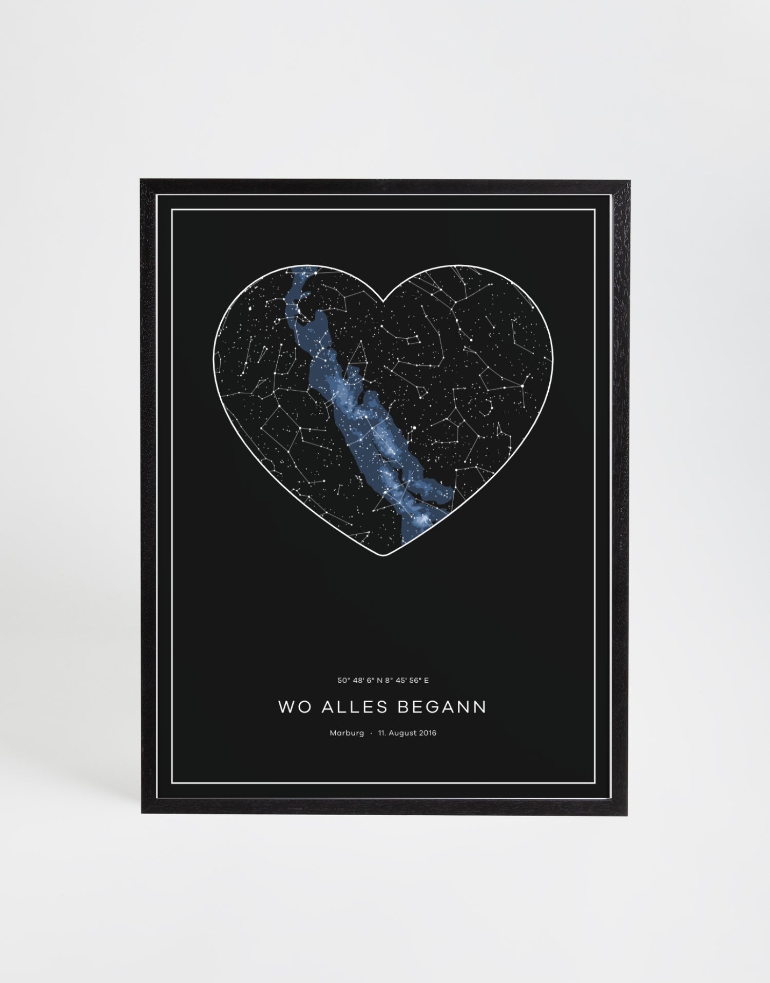 Personalisierbare Sternenkarte in Herzform auf schwarzem Hintergrund mit abgebildeter Milchstraße und Sternbildern. Design im Hochformat mit Koordinaten, Wunschtext und Datum – als emotionale Erinnerung an einen bedeutenden Moment unter dem Sternenhimmel.